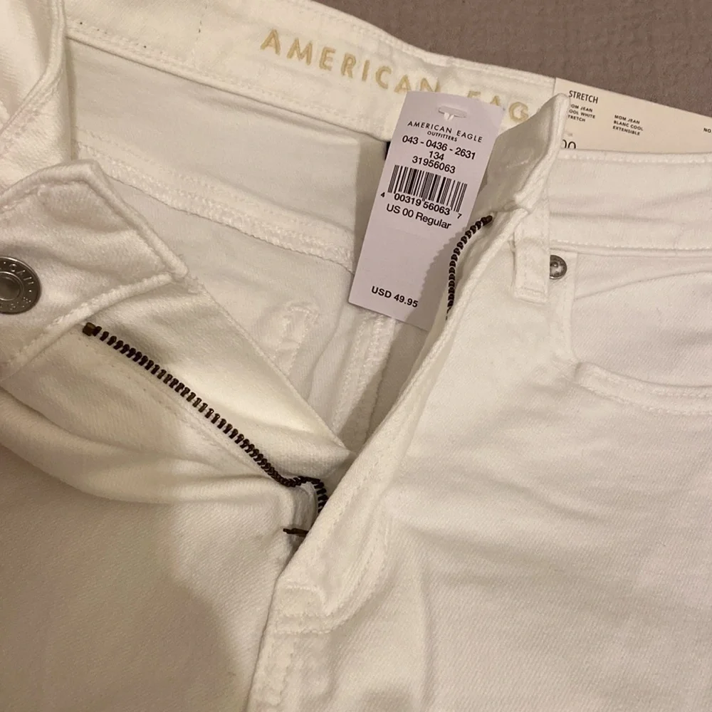 American Eagle white Mom jeans . Size 00 New